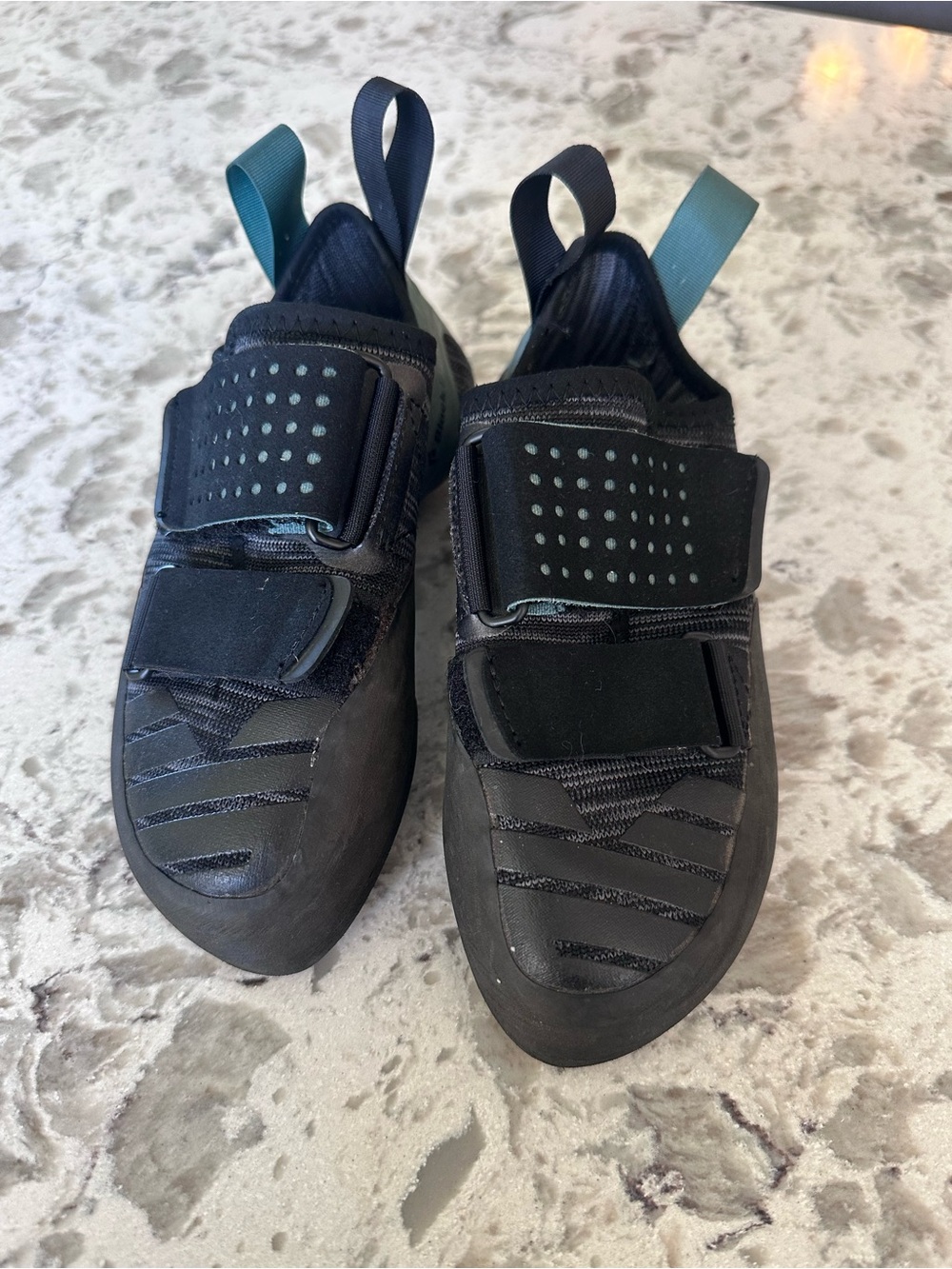 Black Diamond Mens/Womens Black Sneakers with Teal Pull Tabs M 5/ W 6